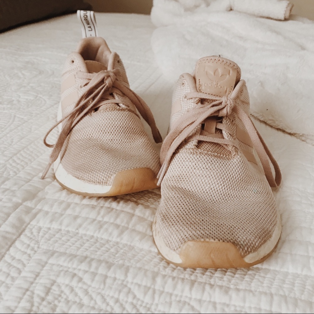 ADIDAS 7.5 Ash Pearl NMD_R2 Shoes